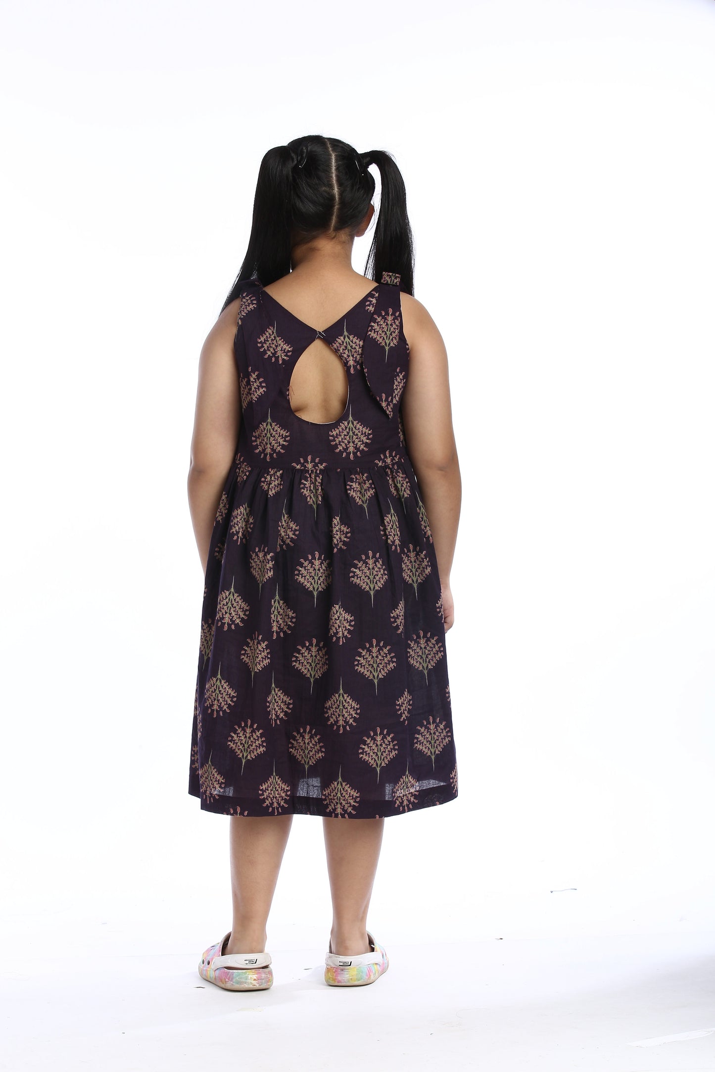 Stylish Purple Sleeveless Girls’ Dress with Floral Print and Back Cut-Out